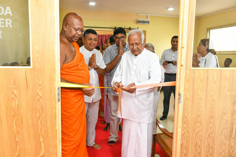 Siddhalepa opens Computer Lab in Parama Dhamma Chaitya Pirivena