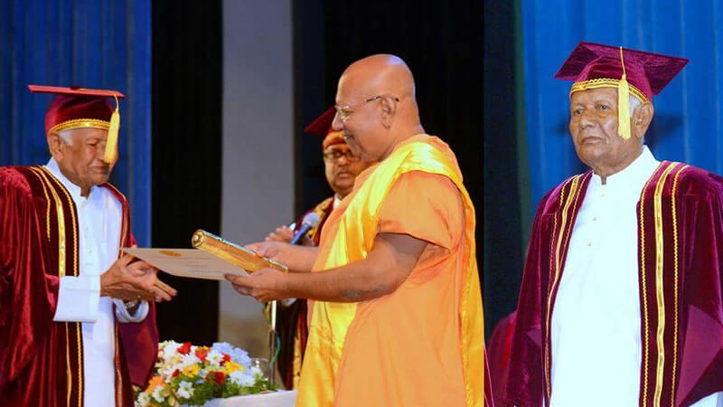 Deshabandu, Dr. Victor Hettigoda  receives the Doctor of Literature title from the Chancellor of the Sri Jayewardenepura University, Ven. Prof. Bellanwilla Wimalaratne Thero, Chief Priest of  the Bellanvila Rajamaha Viharaya.